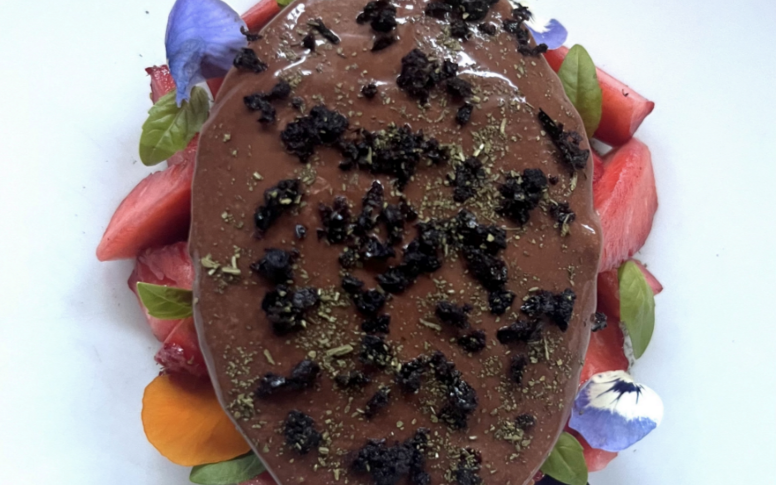 Gefrorenes Soufflé aus Nativo 70% Schokolade, Magnum-Erdbeeren, Getrocknete Nyons-Oliven