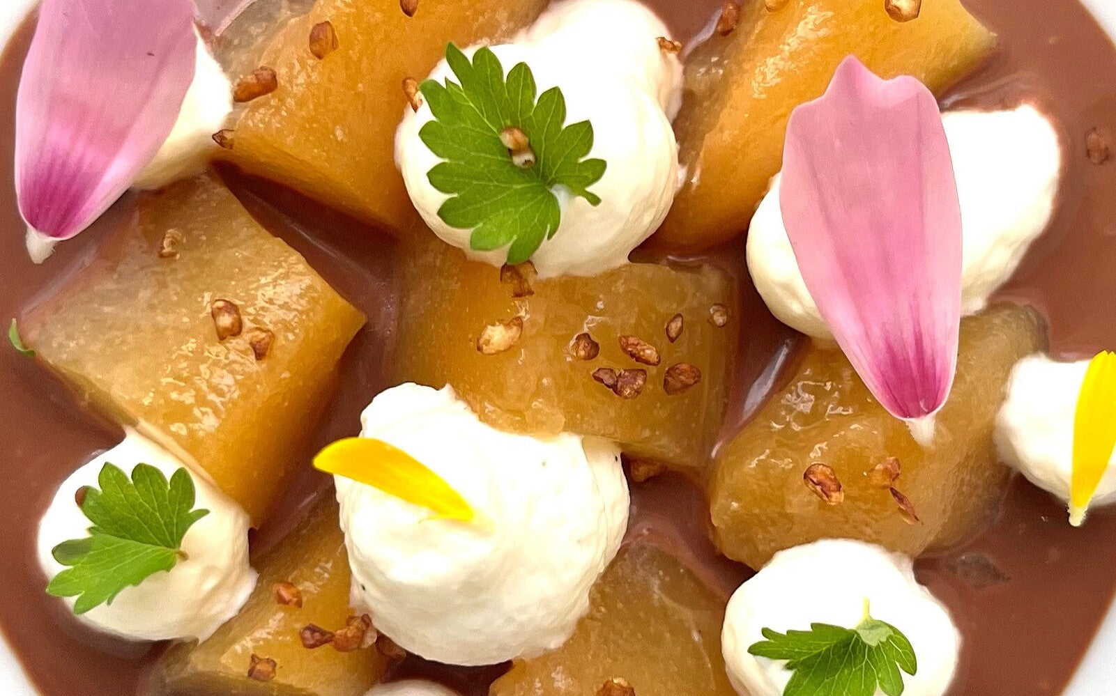 Kandierte Birnen mit Gewürzen, Nativo-Schokolade, Bresse-Sahne